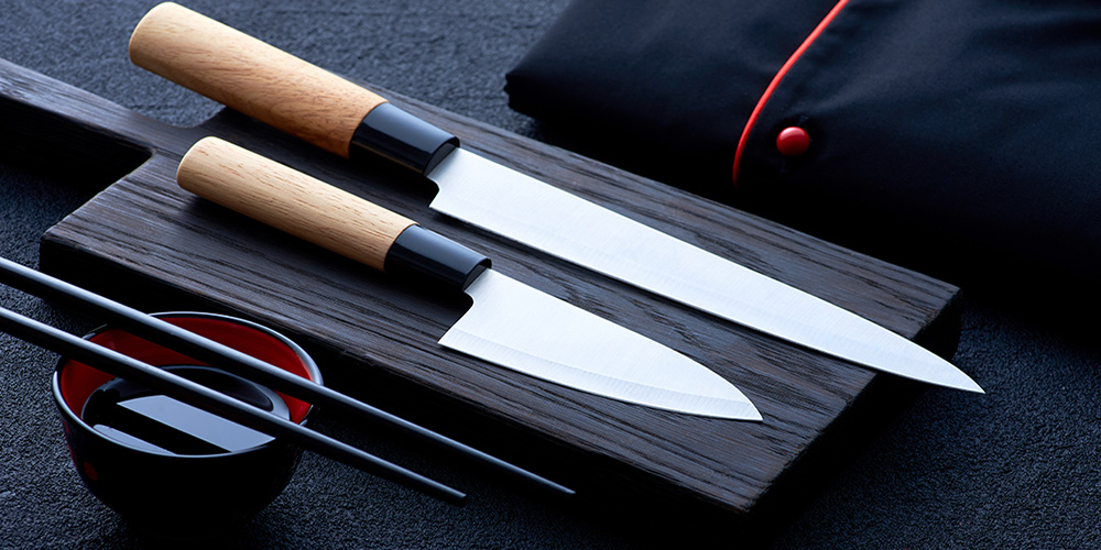 Fleisch wird mit asiatischem Santoku Messer in der Küche geschnitten